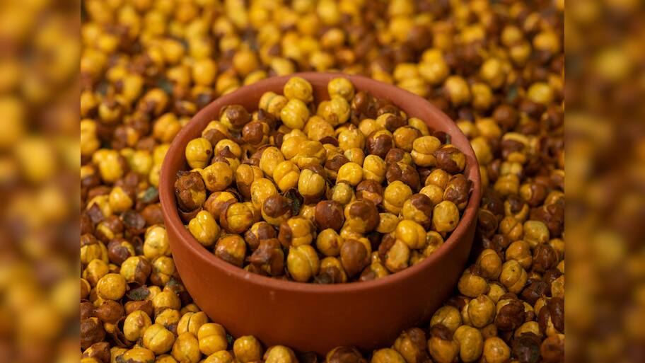 Roasted Chana: શેકેલા ચણા સાથે આ 3 વસ્તુ ભુલથી પણ ન ખાવી, ખાશો તો પડશો ...