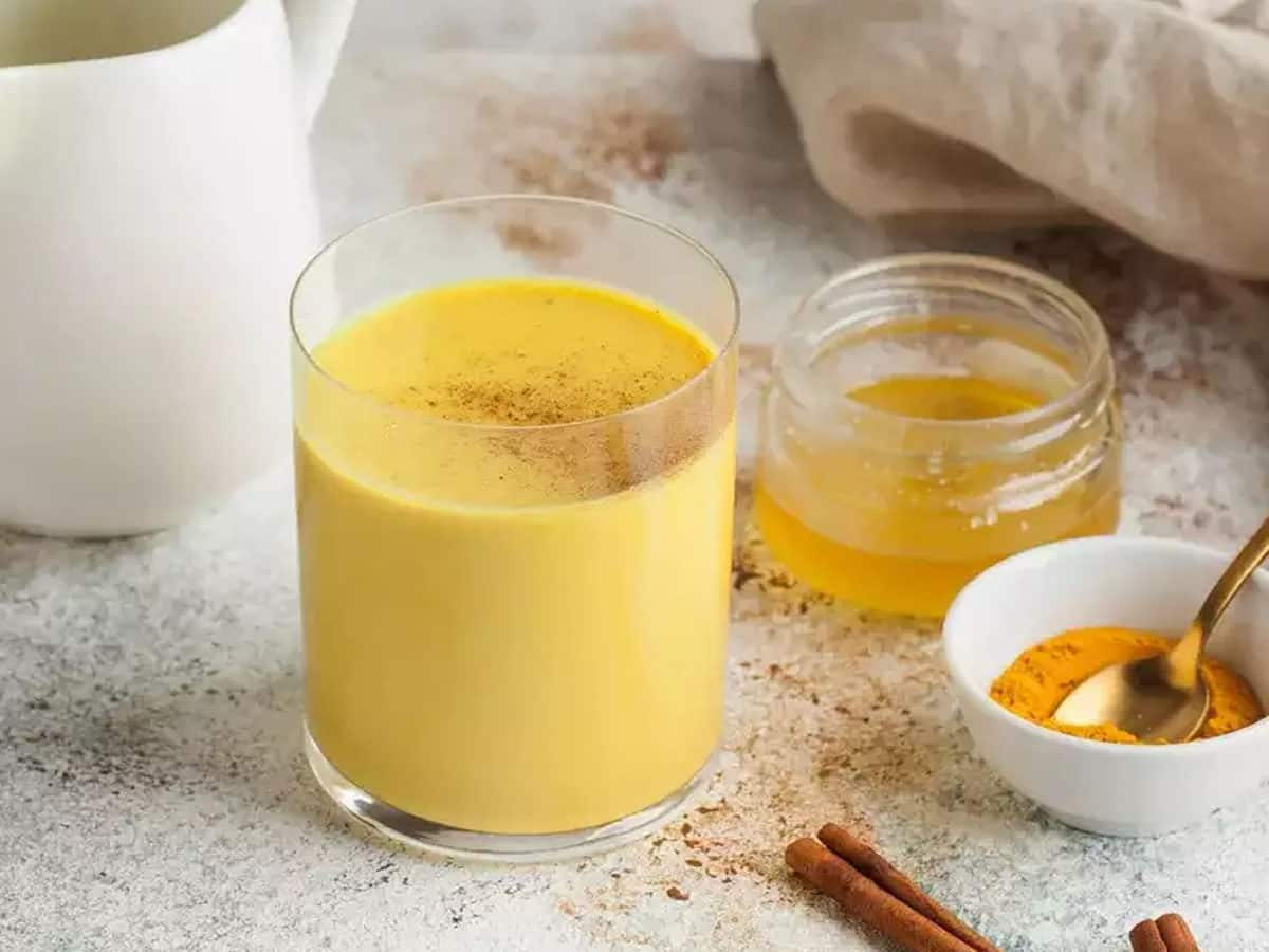 Turmeric Milk With Ghee: રાત્રે હળદર અને ઘીવાળુ 1 ગ્લાસ દૂધ પીવા લાગો, આ 6 સમસ્યા દવા વિના મટી જશે