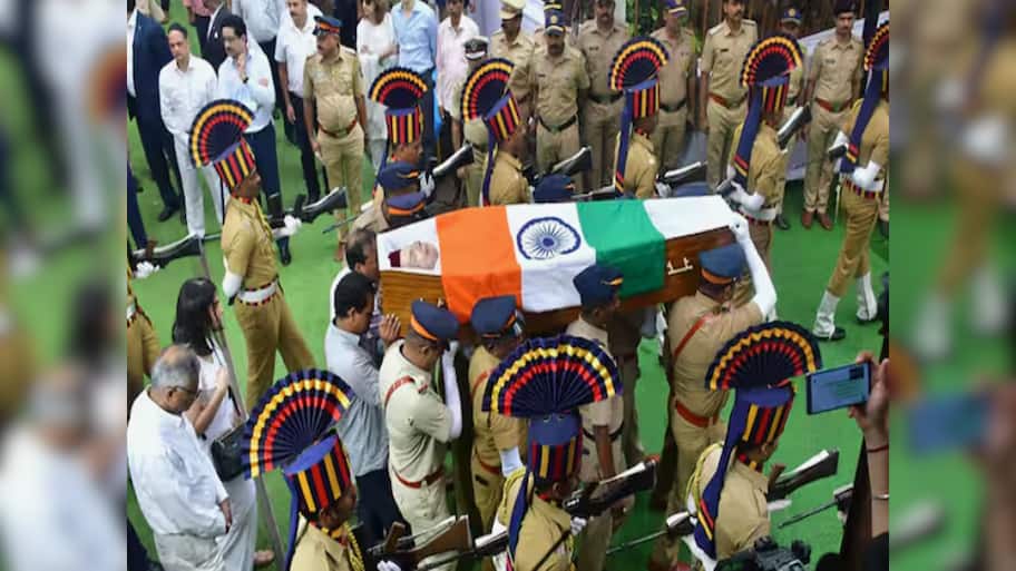 એક યુગનો અંત....પંચમહાભૂતમાં વિલીન થઈ ગયા દિગ્ગજ ઉદ્યોગપતિ રતન ટાટા