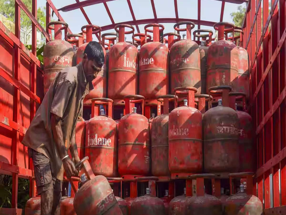 LPG Price Hike: સવાર સવારમાં મોંઘવારીનો મોટો ઝટકો! રાંધણ ગેસનો બાટલો મોંઘો થયો, ચેક કરો લેટેસ્ટ રેટ