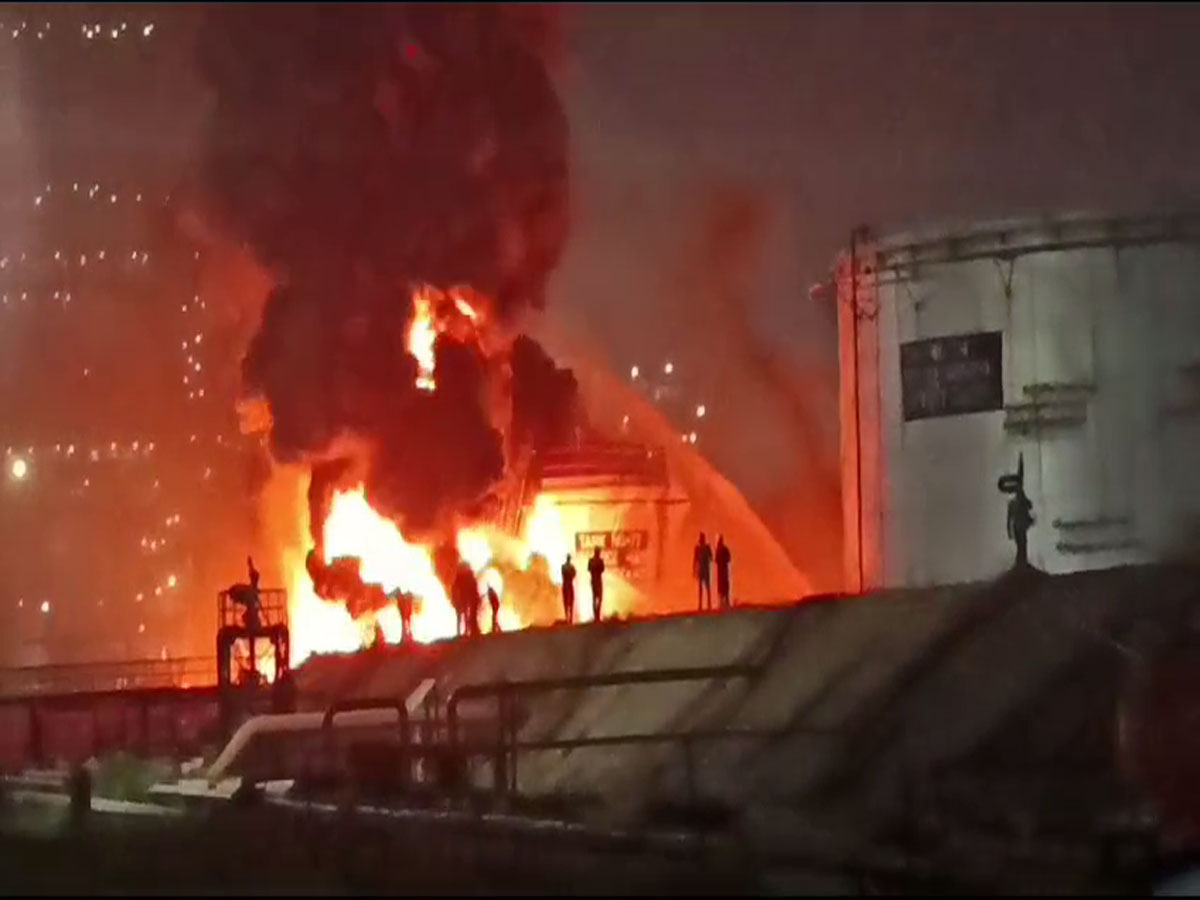 ગુજરાત રિફાઈનરીમાં ઉપરાઉપરી બે મોટા બ્લાસ્ટ થયા, 2 ના મોત, અનેક જિલ્લાના ફાયર ફાઈટર્સ દોડ્યા