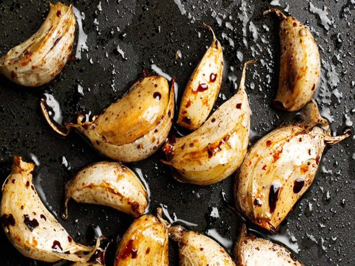 Garlic: ઘીમાં શેકેલું લસણ ખાવાથી થતા સ્વાસ્થ્ય લાભ વિશે જાણો Garlic: ઘીમાં શેકેલું લસણ ખાવાથી થતા સ્વાસ્થ્ય લાભ વિશે જાણો