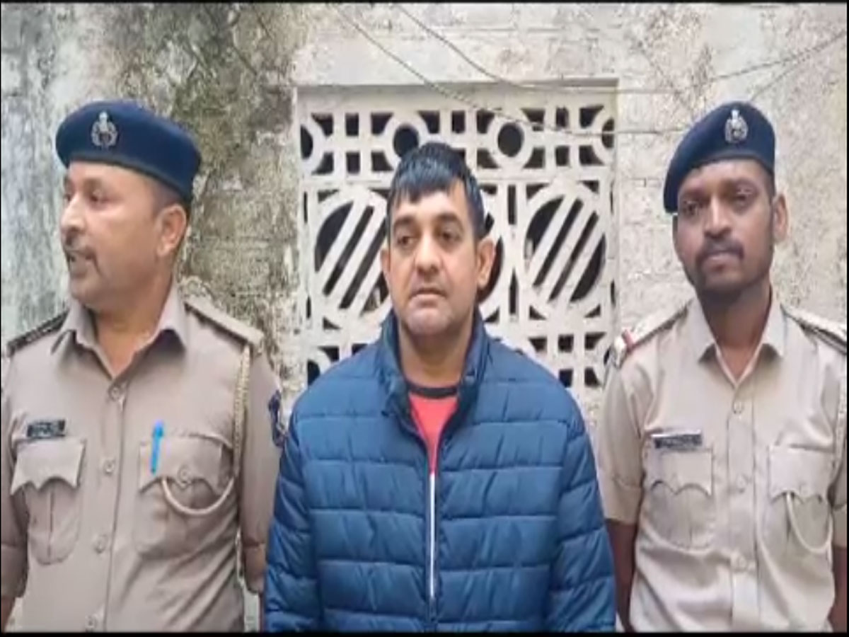 પરિણીતાના ઘરમાં ઘૂસીને દુષ્કર્મ આચરનાર ભાજપનો કાઉન્સિલર દીપુ પ્રજાપતિ ઝડપાયો