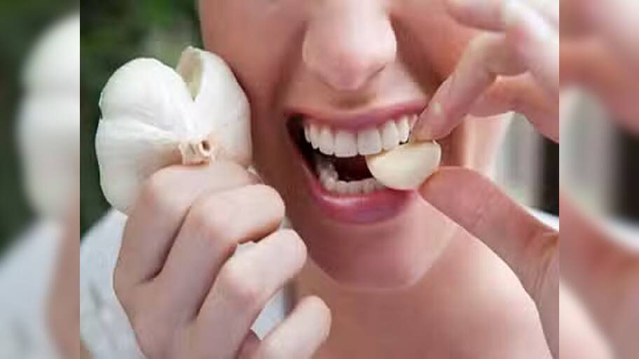 Garlic: ખાલી પેટ કાચું લસણ ખાવાથી વધે છે આ સમસ્યાઓ, ભુલથી પણ આ સ્થિતિમાં લસણ ખાવું નહીં