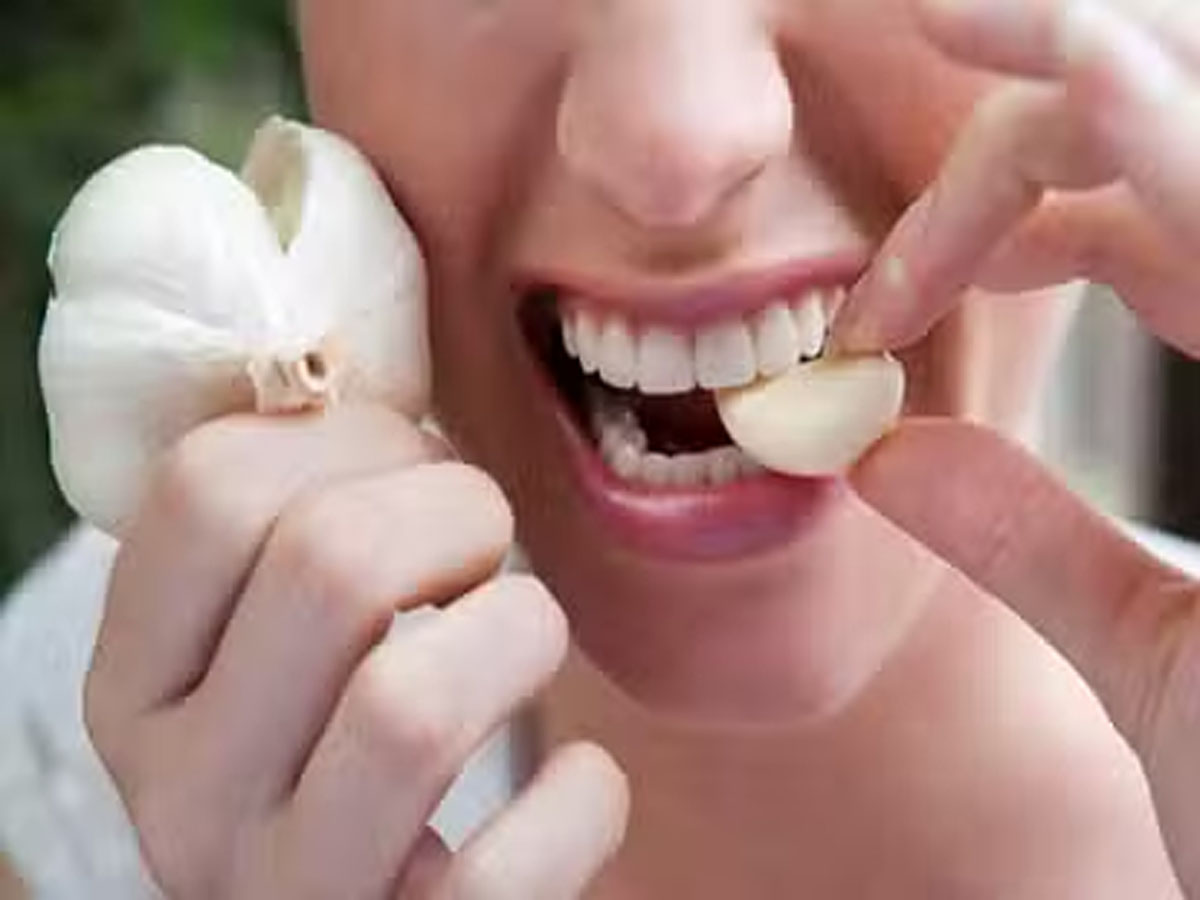 Garlic: ખાલી પેટ કાચું લસણ ખાવાથી વધે છે આ સમસ્યાઓ, ભુલથી પણ આ સ્થિતિમાં લસણ ખાવું નહીં Garlic: ખાલી પેટ કાચું લસણ ખાવાથી વધે છે આ સમસ્યાઓ, ભુલથી પણ આ સ્થિતિમાં લસણ ખાવું નહીં