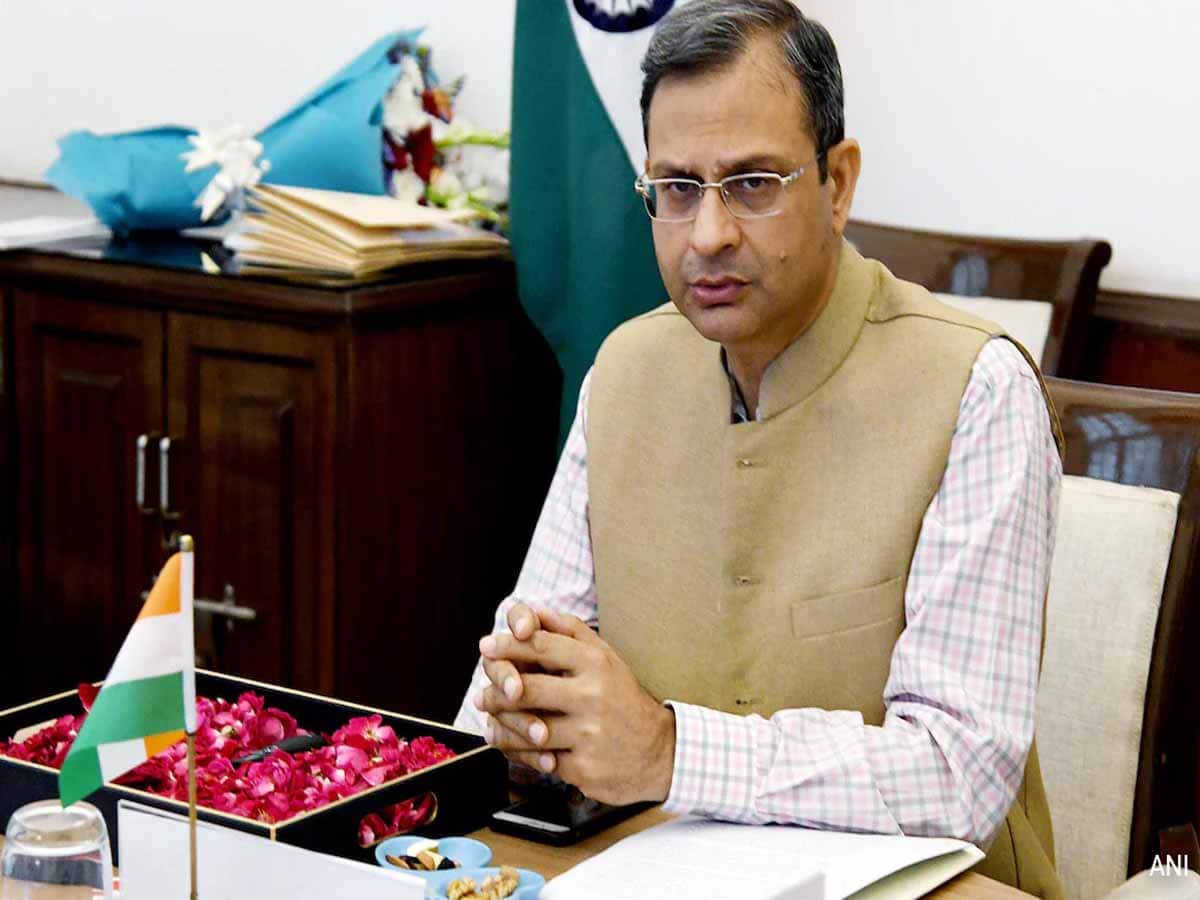 RBI Governor: કેટલા વર્ષની હોય છે RBI ગવર્નરની નોકરી; રહેવા મળે છે 450 કરોડનો બંગલો, જાણો અજાણી વાતો RBI Governor: કેટલા વર્ષની હોય છે RBI ગવર્નરની નોકરી; રહેવા મળે છે 450 કરોડનો બંગલો, જાણો અજાણી વાતો