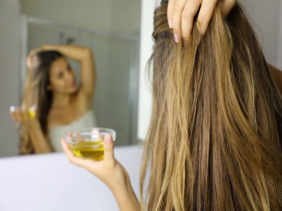 Oil For Long Hair: કમર સુધી લાંબા વાળ ઝડપથી થશે, વાળમાં નિયમિત લગાવો આ 6 માંથી કોઈ 1 તેલ