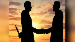 Relationship: આવા લોકો કોઈપણ સમયે કરે દગો, આ 5 ઈશારાને સમજી પહેલાથી જ રહેવું સતર્ક