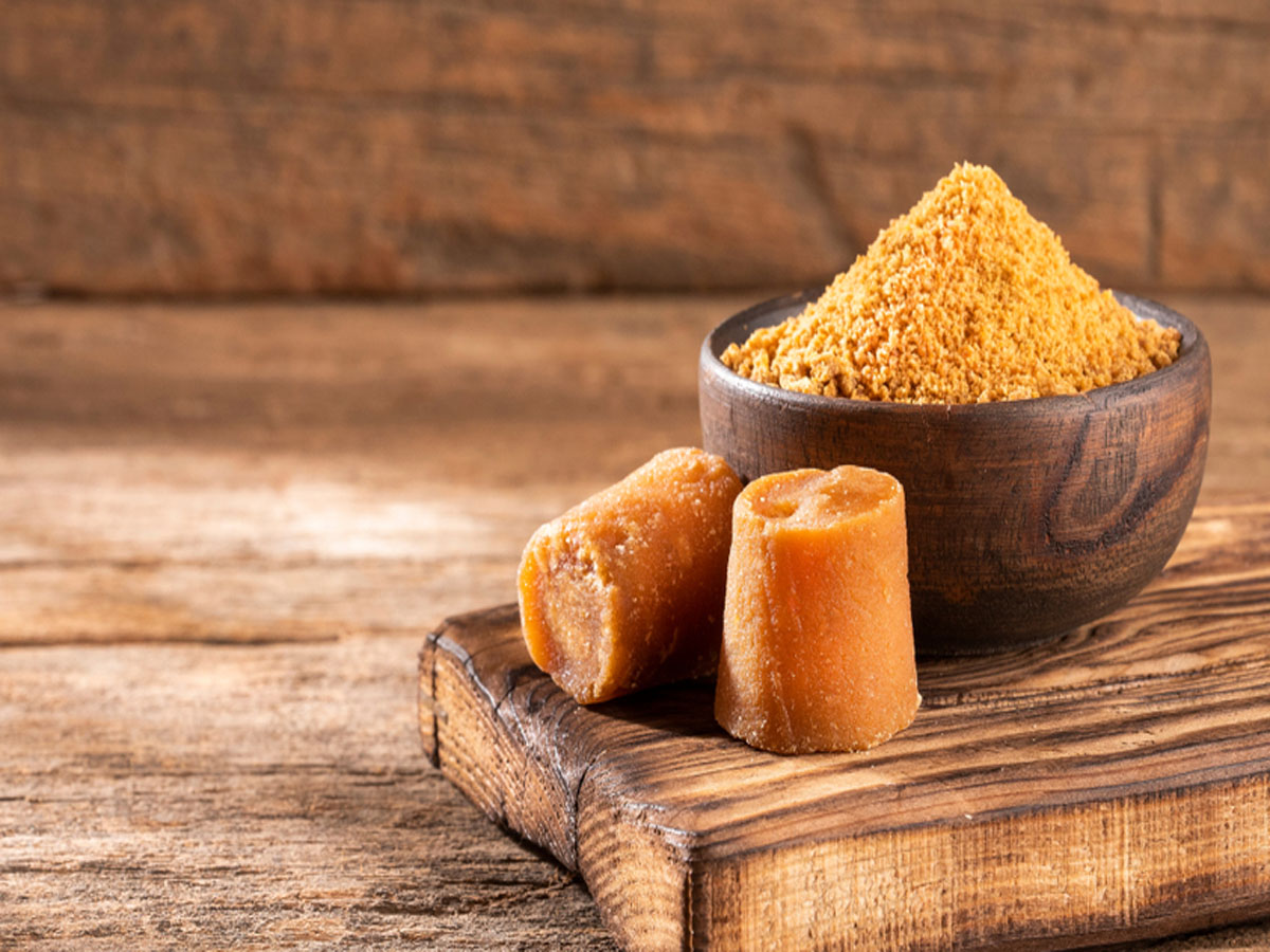 Jaggery: શરદી કે ઉધરસ કંઈ નહીં થાય... રોજ ગોળ સાથે આ વસ્તુ ખાવા લાગો, દવા લેવાની જરૂર જ નહીં પડે