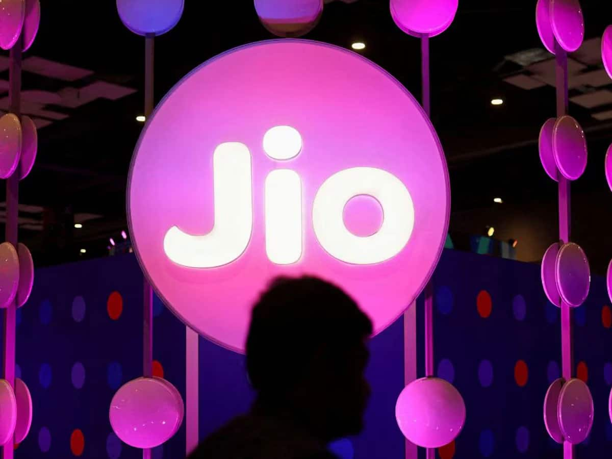 Reliance Jio: જિયોના યૂઝર્સને જોરદાર ઝટકો, આ લોકપ્રિય પ્લાન થઈ ગયો મોંઘો. હવે 100 રૂપિયા વધુ ખર્ચવા પડશે