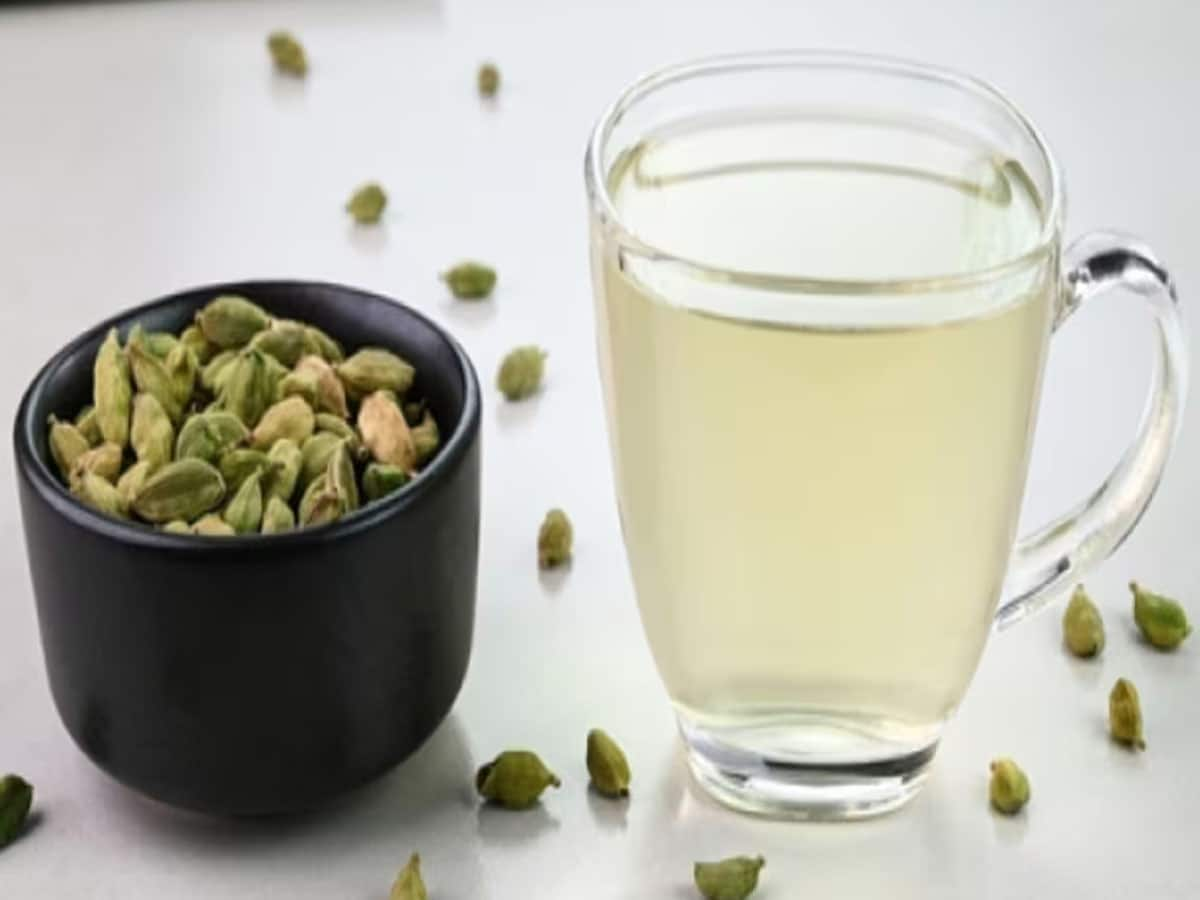 Cardamom Water: રાત્રે પાણીમાં પલાળો 2 એલચી, સવારે ખાલી પેટ પી લેવું તેનું પાણી, શરીરની 4 સમસ્યાઓ દવા વિના થશે દુર