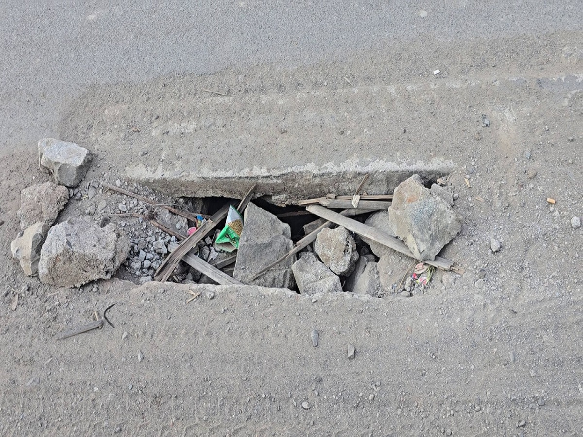 નવસારીમાં ઠેર ઠેર ખુલ્લી પડી છે મોતની ગટરો, વારંવાર રજૂઆત છતાં તંત્રના આંખ આડા કાન