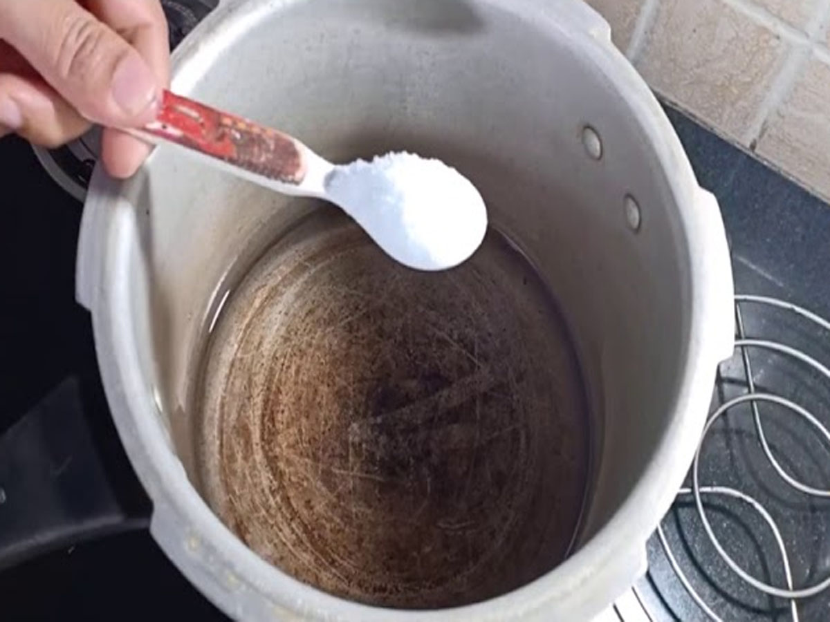 Cleaning Tips: વર્ષો જુના એલ્યુમિનિયમના વાસણ પણ ચાંદી જેવા ચમકશે, બેકિંગ સોડામાં આ વસ્તુ મિક્સ કરીને સાફ કરજો એકવાર Cleaning Tips: વર્ષો જુના એલ્યુમિનિયમના વાસણ પણ ચાંદી જેવા ચમકશે, બેકિંગ સોડામાં આ વસ્તુ મિક્સ કરીને સાફ કરજો એકવાર