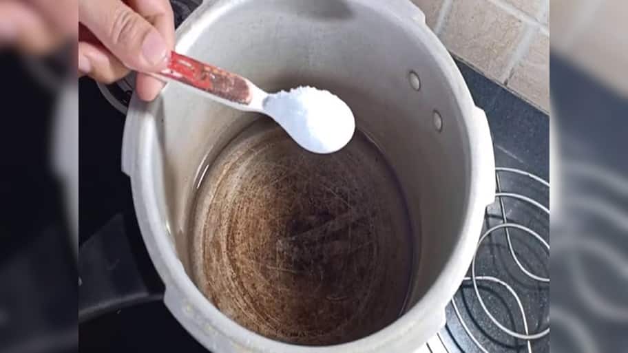 Cleaning Tips: વર્ષો જુના એલ્યુમિનિયમના વાસણ પણ ચાંદી જેવા ચમકશે, બેકિંગ સોડામાં આ વસ્તુ મિક્સ કરીને સાફ કરજો એકવાર