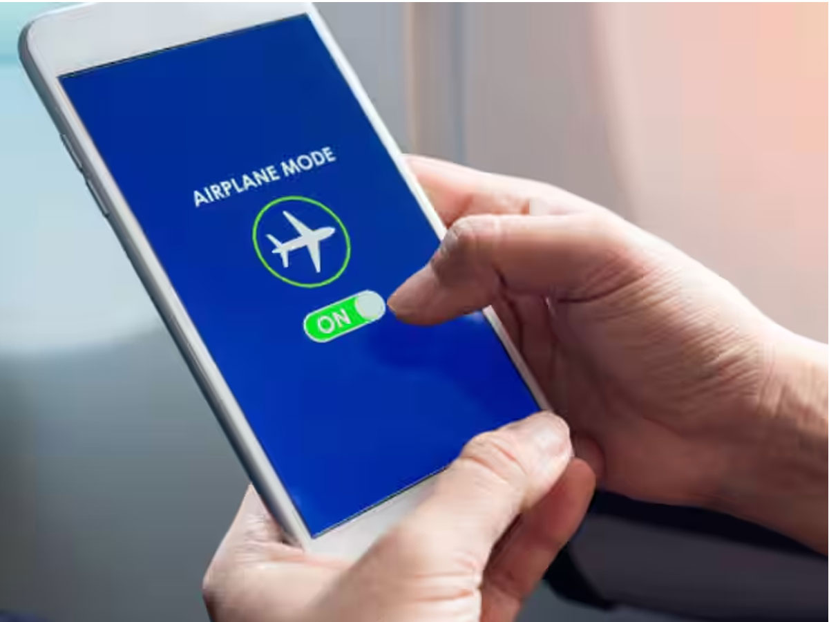 મોબાઈલમાં Airplane Mode કેમ હોય છે? 90 ટકા તો છોડો, 9 ટકા લોકો પણ નથી જાણતા આ મોબાઈલમાં Airplane Mode કેમ હોય છે? 90 ટકા તો છોડો, 9 ટકા લોકો પણ નથી જાણતા આ