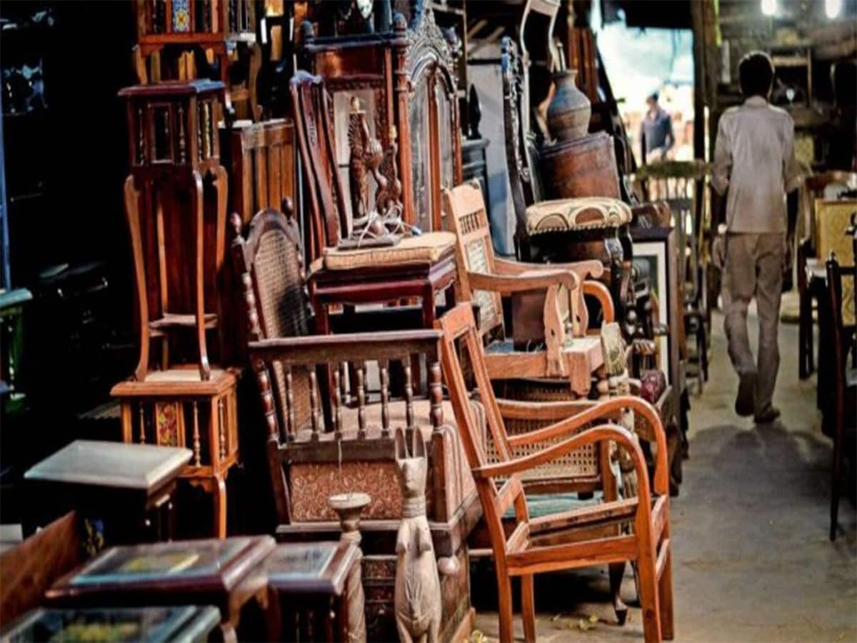 Old Furniture: જૂનું ફર્નીચર લેતા પહેલા 100 વખત વિચારજો, ખરાબ વસ્તુ આવી ગઈ તો ઘરનું ધનોત પનોત કાઢી નાખશે