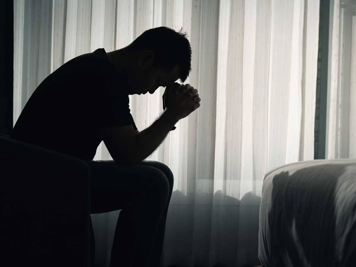 Depression Signs: પુરુષો ડિપ્રેશનમાં હોય તો જોવા મળે આ 5 લક્ષણો Depression Signs: પુરુષો ડિપ્રેશનમાં હોય તો જોવા મળે આ 5 લક્ષણો