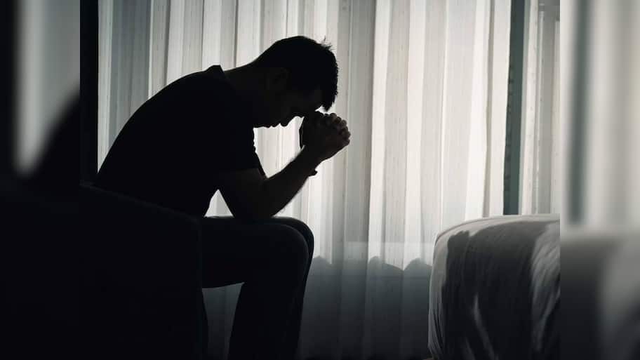 Depression Signs: પુરુષો ડિપ્રેશનમાં હોય તો જોવા મળે આ 5 લક્ષણો