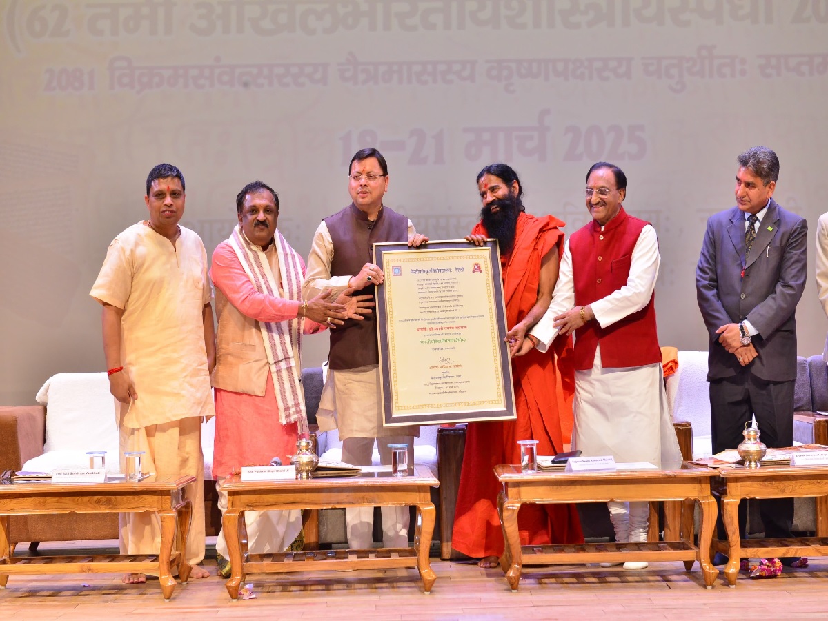 સંસ્કૃત ફક્ત એક ભાષા નથી, વૈશ્વિક નેતૃત્વની ચાવી છે, શાસ્ત્રોના સંગમથી ઉભરશે નવું ભારત : બાબા રામદેવ સંસ્કૃત ફક્ત એક ભાષા નથી, વૈશ્વિક નેતૃત્વની ચાવી છે, શાસ્ત્રોના સંગમથી ઉભરશે નવું ભારત : બાબા રામદેવ