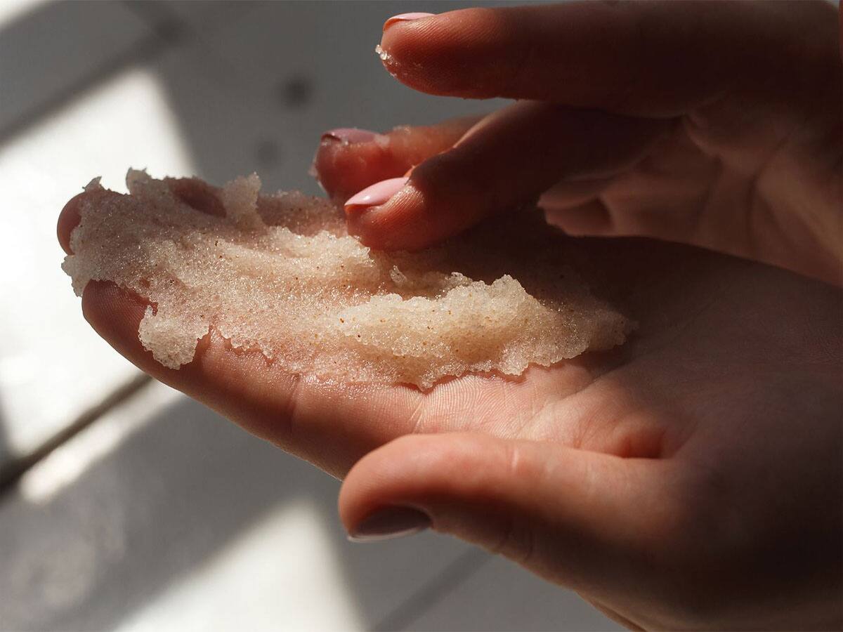Sugar: મોંઘું સ્ક્રબ ખરીદવાની જરૂર નથી, આ વસ્તુ સાથે ખાંડ લગાડશો તો ચહેરાની ડેડ સ્કિન નીકળી જશે