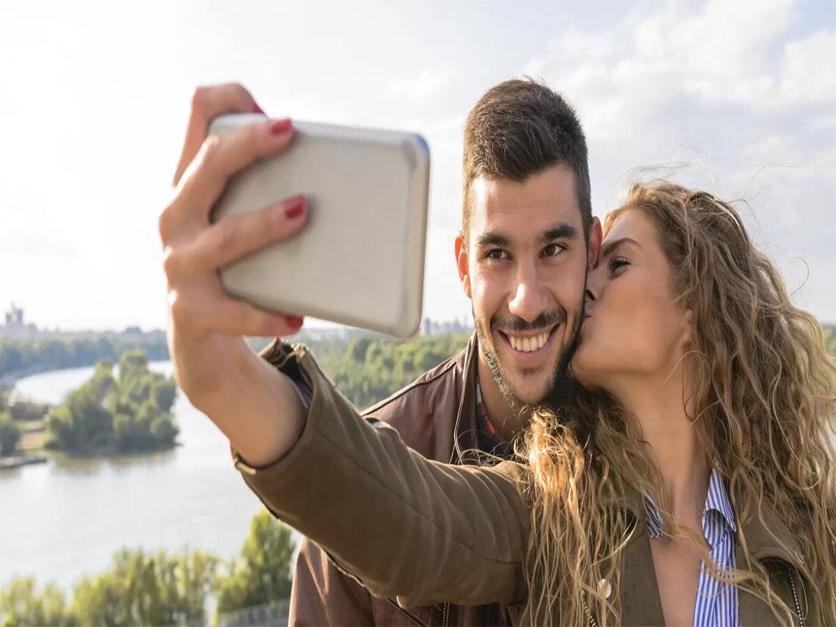 Relationship Tips: સુખી અને પરફેક્ટ રિલેશનશિપ ઈચ્છતા હોય તો આ 5 વસ્તુઓને ઓનલાઈન ક્યારેય પોસ્ટ કરવી નહીં... 