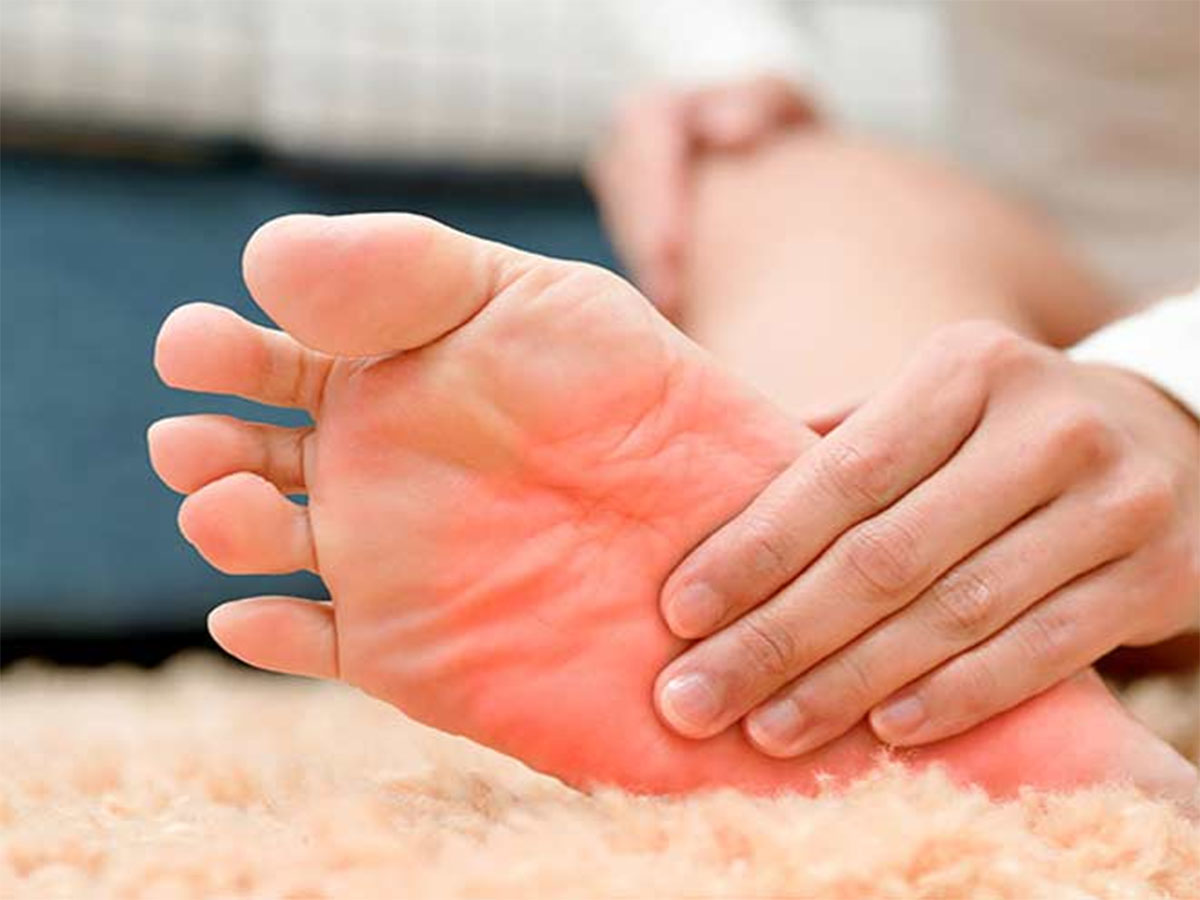 Burning Feet: પગના તળિયામાં થતી બળતરાના કારણો અને બળતરા શાંત કરવાના ઉપાયો Burning Feet: પગના તળિયામાં થતી બળતરાના કારણો અને બળતરા શાંત કરવાના ઉપાયો