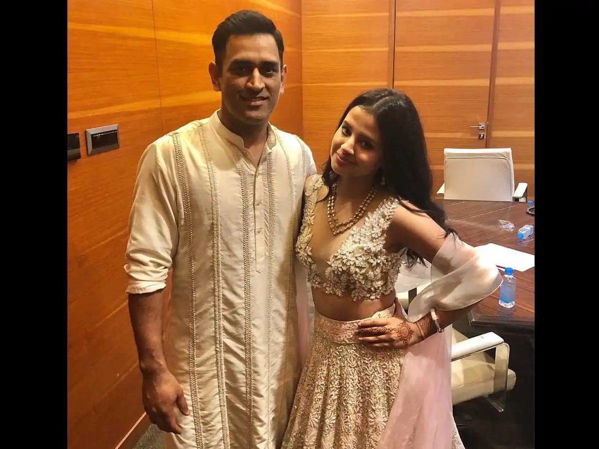 સાક્ષી પહેલા આ યુવતીના પ્રેમમાં પાગલ હતો MS Dhoni, માહીના દિલ પર કરતી હતી રાજ સાક્ષી પહેલા આ યુવતીના પ્રેમમાં પાગલ હતો MS Dhoni, માહીના દિલ પર કરતી હતી રાજ