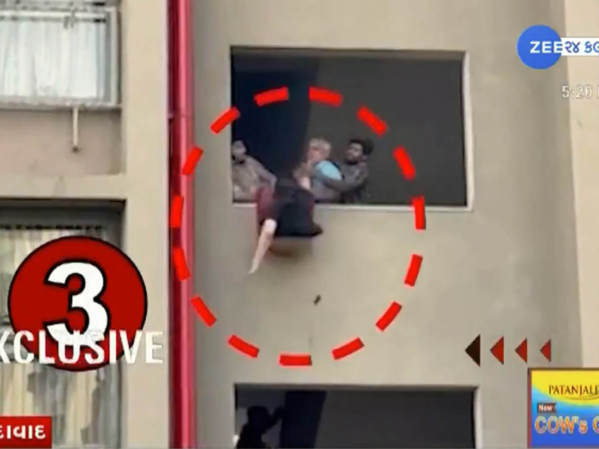 અ'વાદમાં તક્ષશિલા જેવો કાંડ થતા રહી ગયો! હાઇરાઇઝ બિલ્ડિંગમાં ભીષણ આગ; મહિલા-બાળકો સહિત 18નું દિલધડક રેસ્ક્યૂ