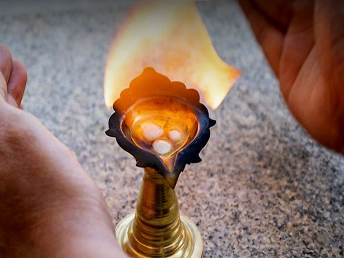 Vastu Upay: કપૂરના ઉપાય આ વિધિથી કરશો તો ફળશે, જીવનમાં ક્યારેય નહીં આવે પૈસાની તંગી