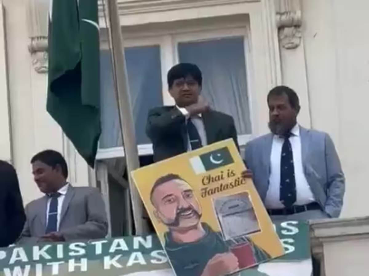 લંડનમાં પાકિસ્તાની ડિપ્લોમેટની શરમજનક હરકત, ભારતીયો તરફ કર્યો એવો ઈશારો કે....થયો વિવાદ
