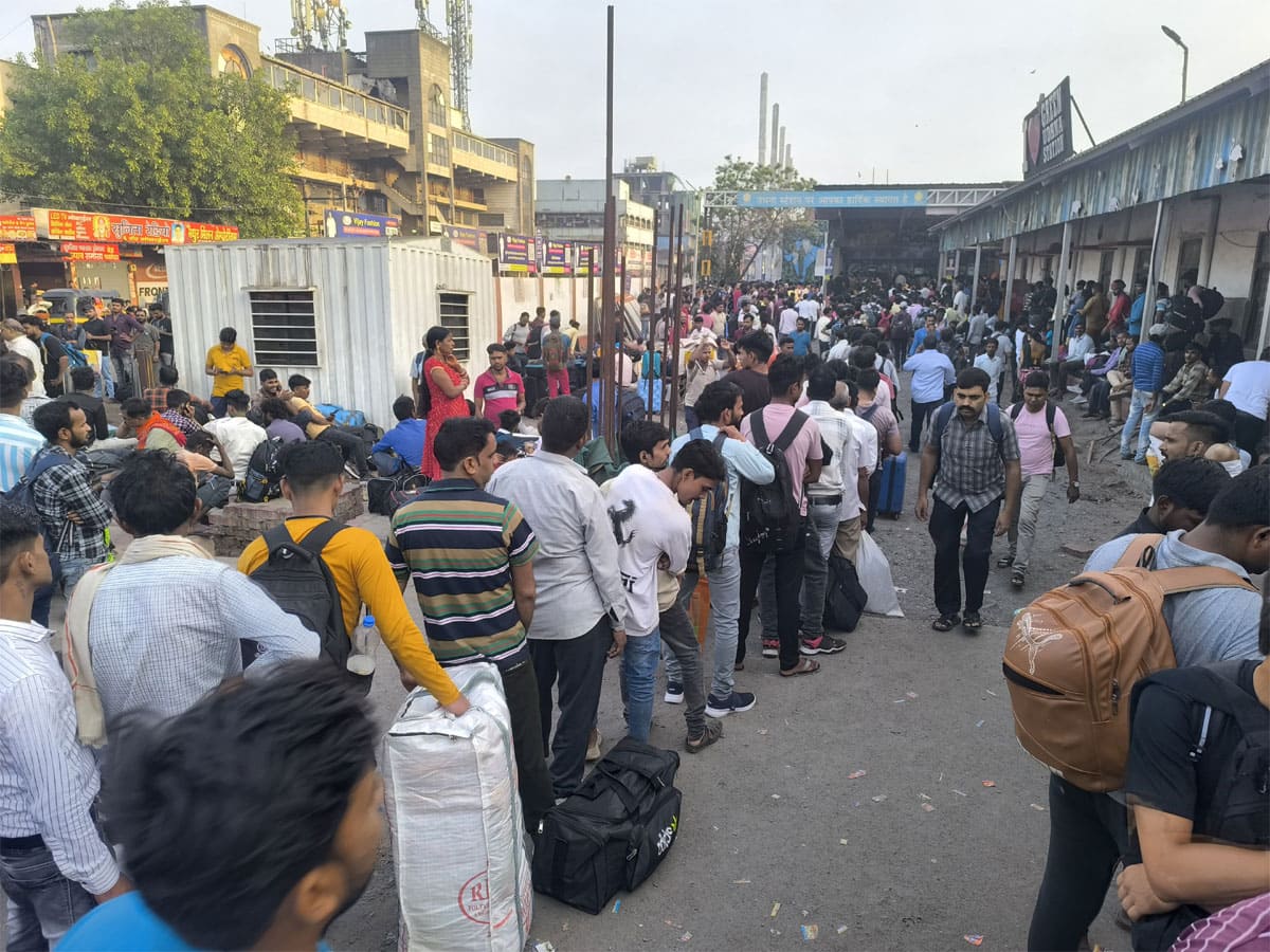 ગુજરાતના આ સ્ટેશન પર પગ મૂકવાની પણ જગ્યા નથી, મુસાફરોની એવી ભીડ ઉમટી કે ટિકિટ કાઉન્ટર બંધ કરાયા