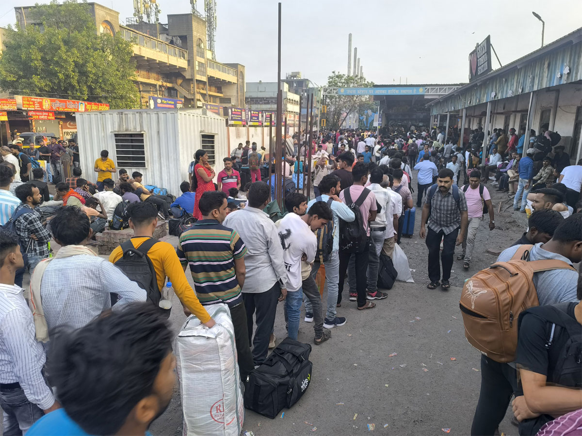 ગુજરાતના આ સ્ટેશન પર પગ મૂકવાની પણ જગ્યા નથી, મુસાફરોની એવી ભીડ ઉમટી કે ટિકિટ કાઉન્ટર બંધ કરાયા ગુજરાતના આ સ્ટેશન પર પગ મૂકવાની પણ જગ્યા નથી, મુસાફરોની એવી ભીડ ઉમટી કે ટિકિટ કાઉન્ટર બંધ કરાયા