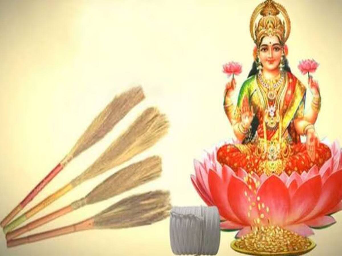 Akshaya Tritiya 2025: અક્ષય તૃતીયાની રાત્રે ગુપ્ત રીતે કરો સાવરણીનો આ ટોટકો, ઘરમાં દોડતા આવશે માં લક્ષ્મી, અન્ન-ધનના ભંડાર ભરાઈ જશે