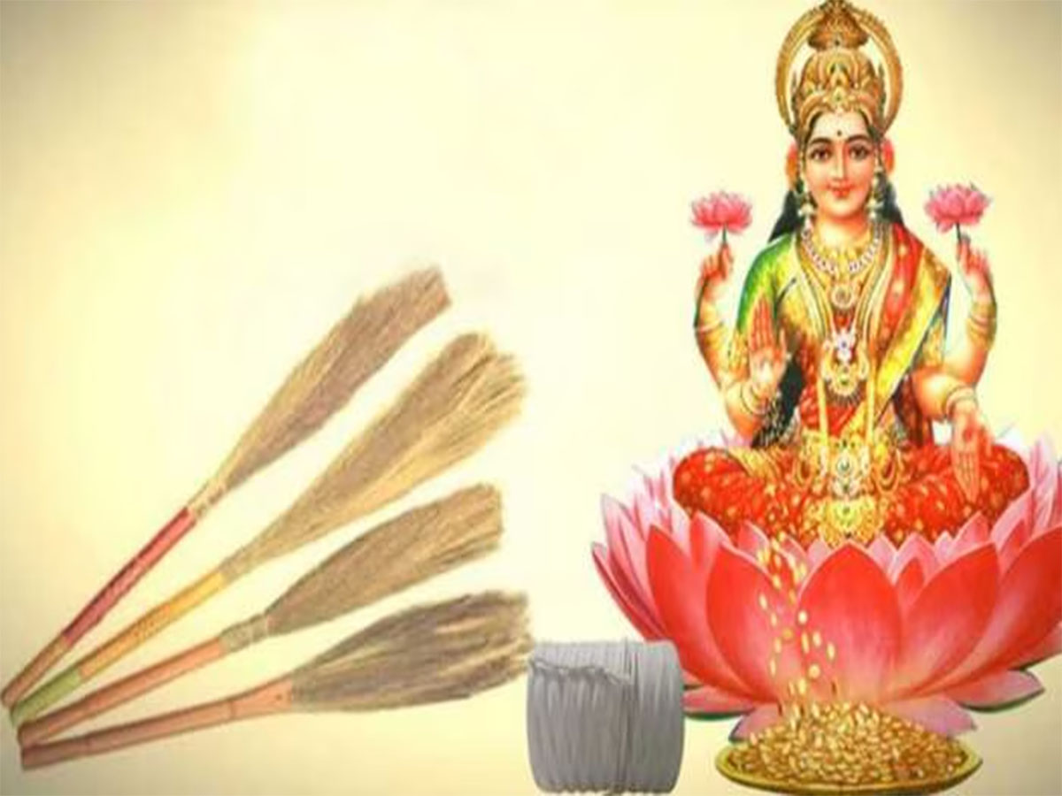 Akshaya Tritiya 2025: અક્ષય તૃતીયાની રાત્રે ગુપ્ત રીતે કરો સાવરણીનો આ ટોટકો, ઘરમાં દોડતા આવશે માં લક્ષ્મી, અન્ન-ધનના ભંડાર ભરાઈ જશે Akshaya Tritiya 2025: અક્ષય તૃતીયાની રાત્રે ગુપ્ત રીતે કરો સાવરણીનો આ ટોટકો, ઘરમાં દોડતા આવશે માં લક્ષ્મી, અન્ન-ધનના ભંડાર ભરાઈ જશે