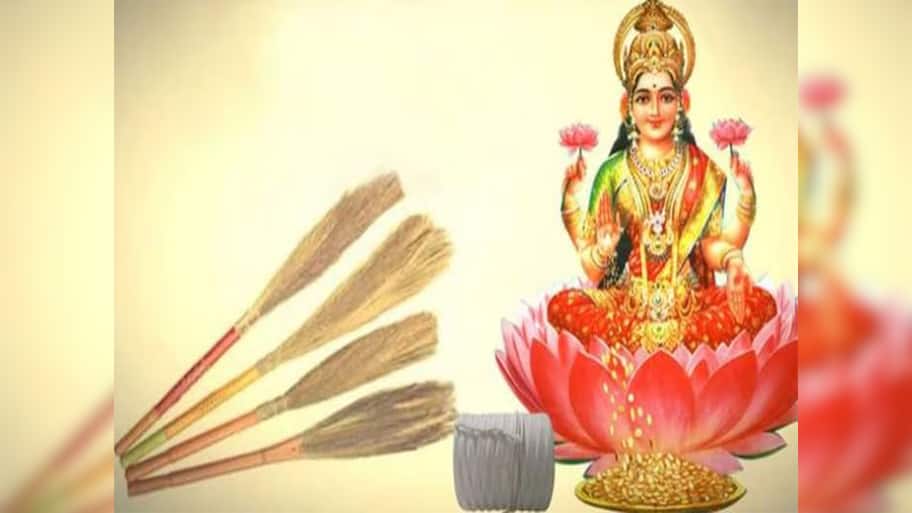 Akshaya Tritiya 2025: અક્ષય તૃતીયાની રાત્રે ગુપ્ત રીતે કરો સાવરણીનો આ ટોટકો, ઘરમાં દોડતા આવશે માં લક્ષ્મી, અન્ન-ધનના ભંડાર ભરાઈ જશે