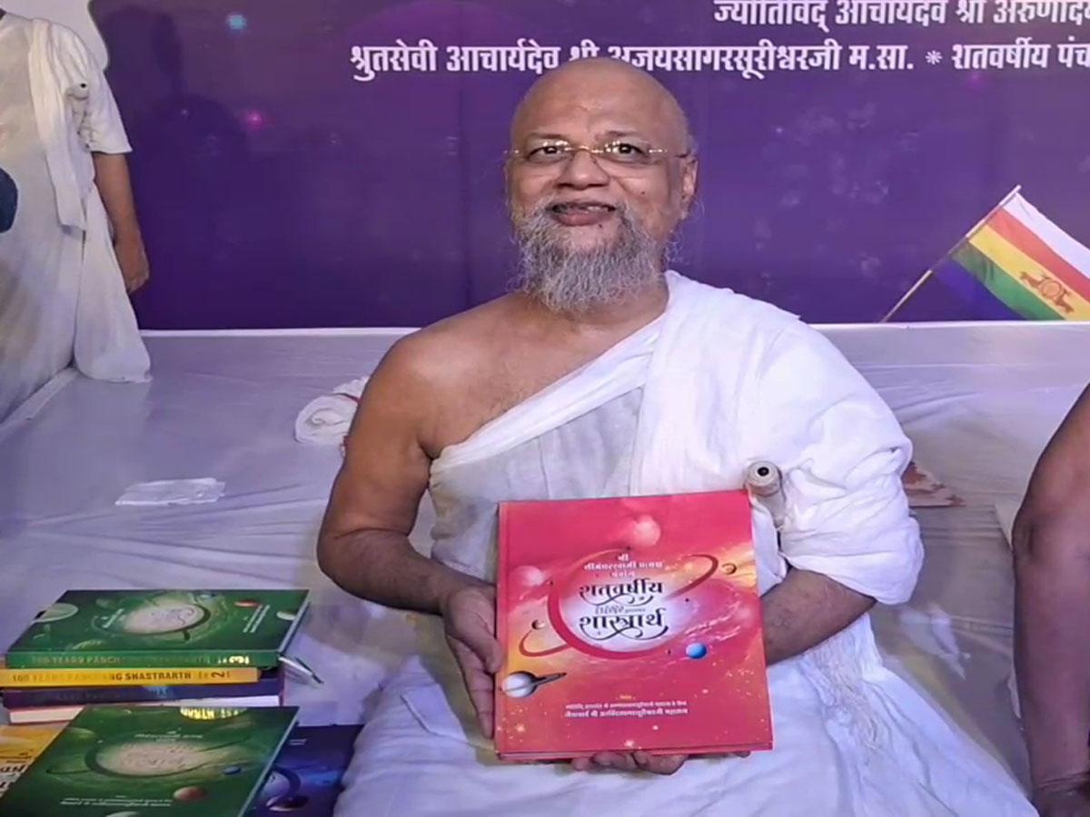 જૈન મુનિ અરવિંદસાગર મહારાજની મહેનત રંગ લાવી, બનાવ્યું 100 વર્ષનું પંચાંગ જૈન મુનિ અરવિંદસાગર મહારાજની મહેનત રંગ લાવી, બનાવ્યું 100 વર્ષનું પંચાંગ