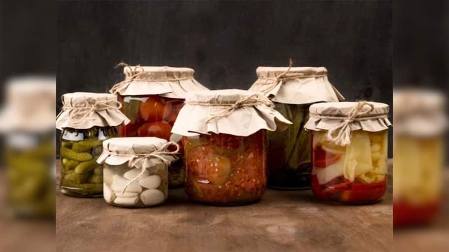 Storage Tips: 1 કિલો અથાણા પર અડધી ચમચી આ સફેદ પાવડર મિક્સ કરી દેજો, અથાણામાં ક્યારેય ફુગ નહીં વળે