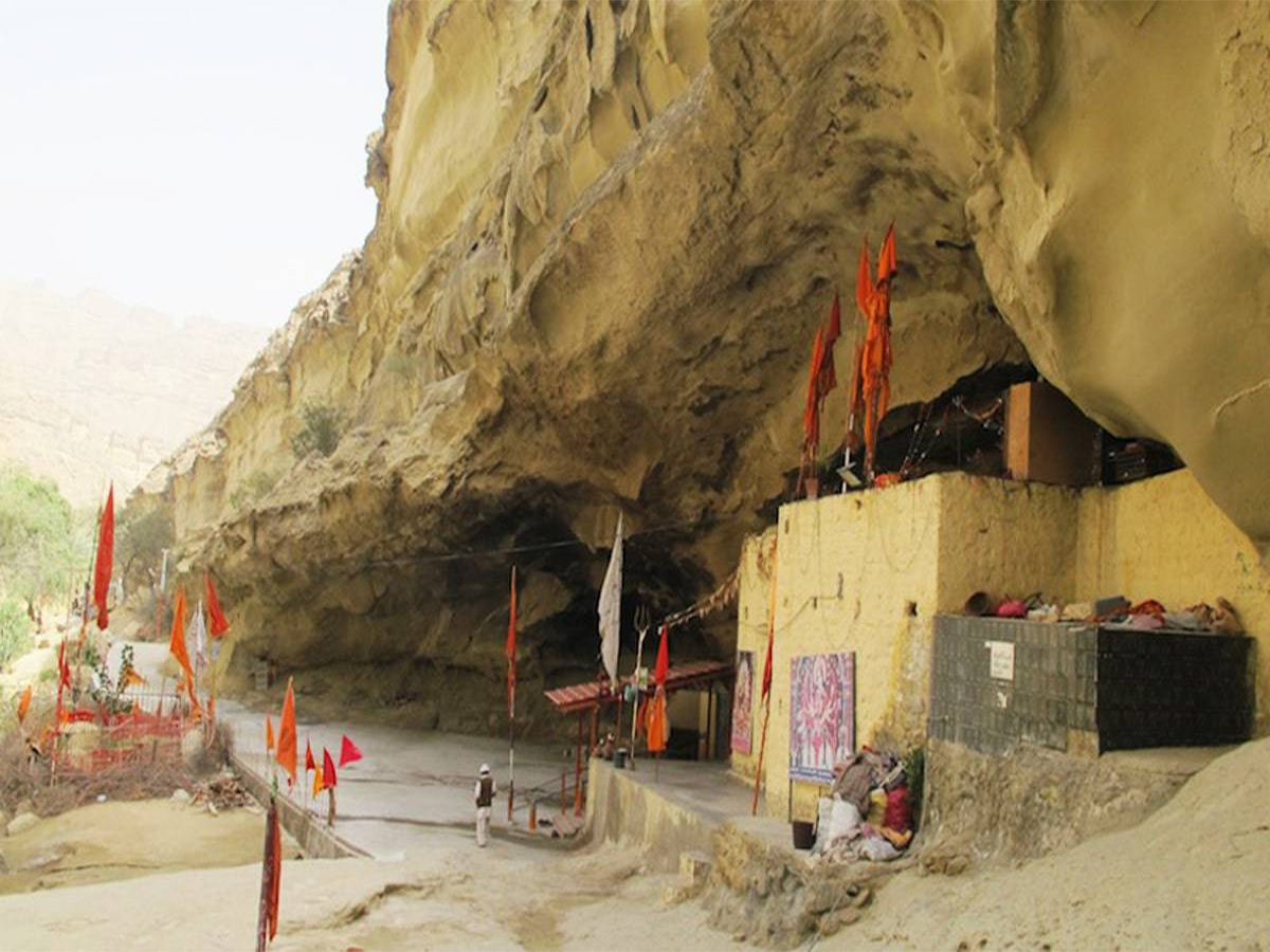 Hinglaj Mandir: બલૂચિસ્તાનમાં છે પાકિસ્તાનનું સૌથી પ્રસિદ્ધ હિંદૂ મંદિર, અહીં મુસ્લિમો પણ શ્રદ્ધાથી ઝુકાવે માથું Hinglaj Mandir: બલૂચિસ્તાનમાં છે પાકિસ્તાનનું સૌથી પ્રસિદ્ધ હિંદૂ મંદિર, અહીં મુસ્લિમો પણ શ્રદ્ધાથી ઝુકાવે માથું