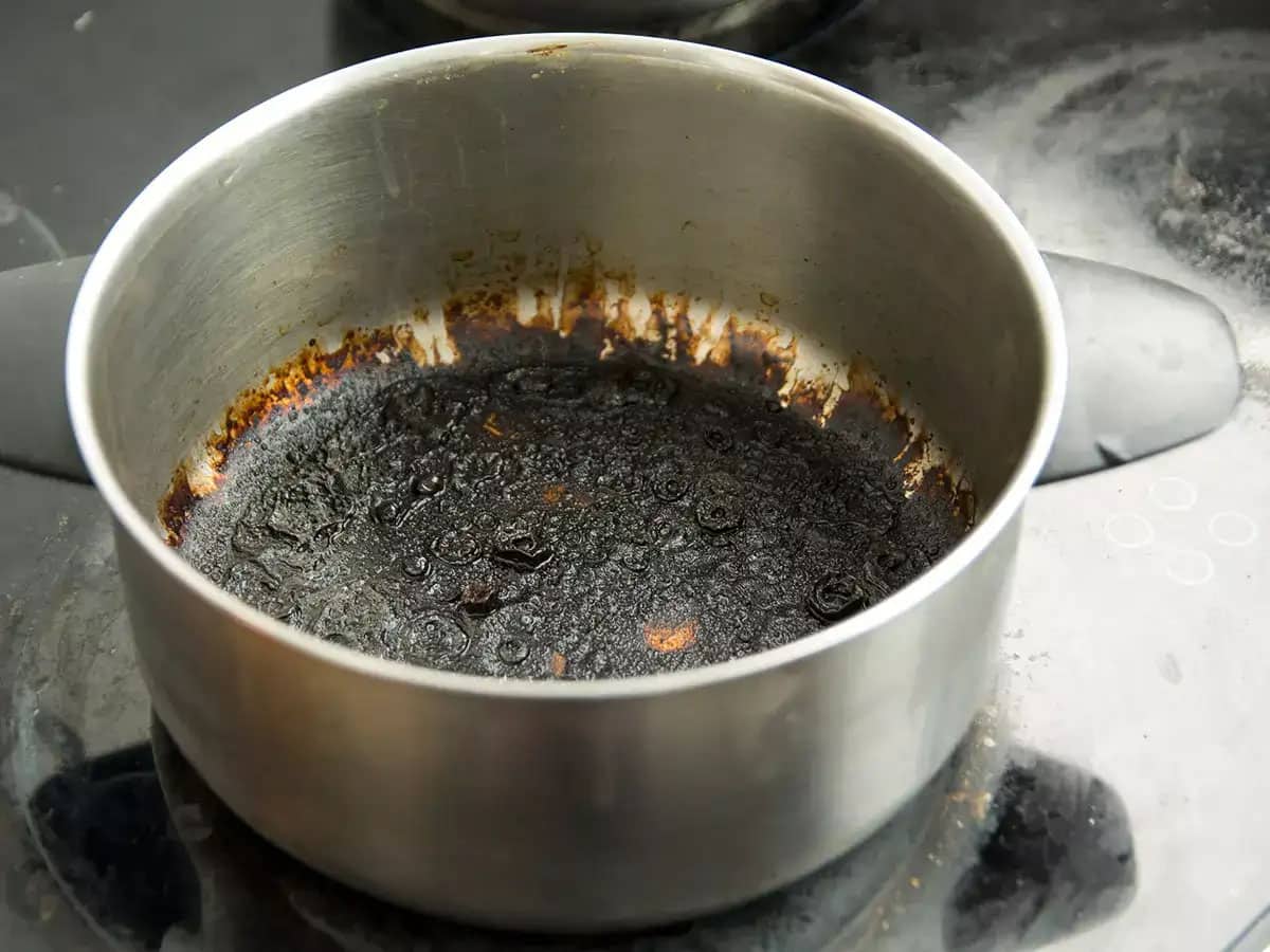 Cleaning Tips: બળીને કાળા થયેલા વાસણને ચમકાવવા આ 4 વસ્તુઓ વાપરો, વાસણ ઘસીને સાફ પણ નહીં કરવા પડે