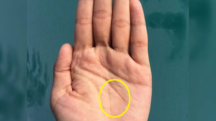Palmistry: ભાગ્યશાળી લોકોના હાથ પર હોય છે A નું સિમ્બોલ, નસીબ ચમકી જાય છે 