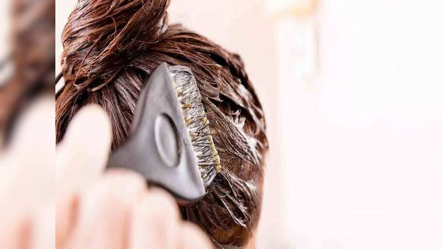 Hair Colouring: શું તમે પણ દર મહિને વાળને કલર કરો છો? તો થઈ શકે છે આ ભારે નુકસાન, ખાસ જાણો 
