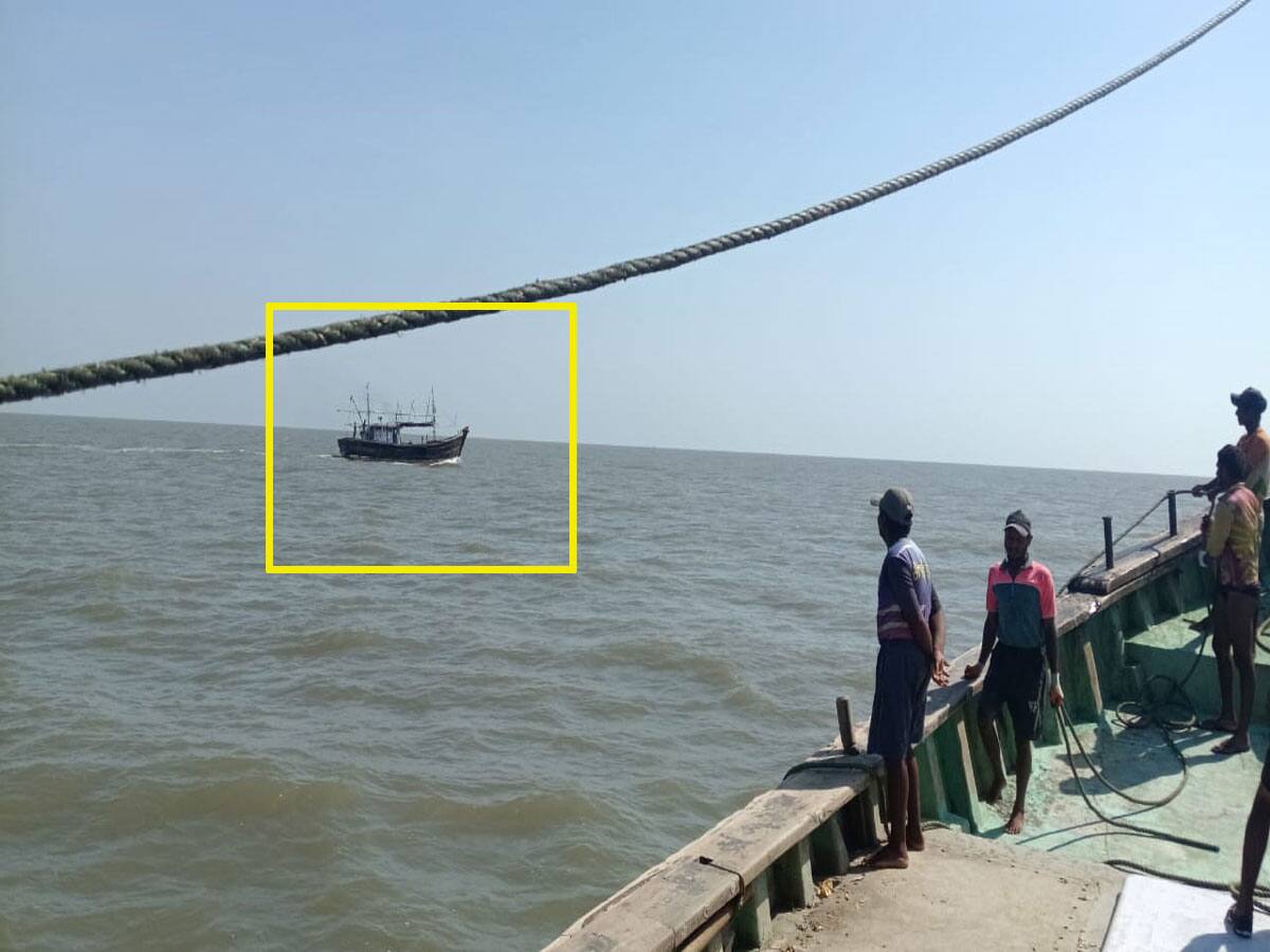 અમરેલીના દરિયામાં દેખાઈ શંકાસ્પદ બોટ, કોસ્ટગાર્ડના હેલિકોપ્ટરે પીછો કરતા જ જોઈને ભાગી ગઈ 