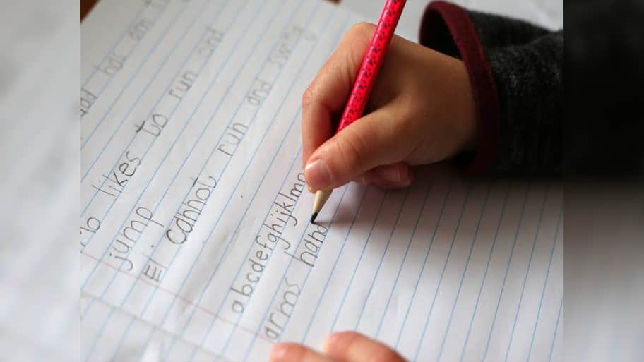 Handwriting: બાળકની હેન્ડ રાઈટિંગ સુધારવાની જોરદાર ટ્રીક, મોતીના દાણા જેવા અક્ષર થઈ જશે