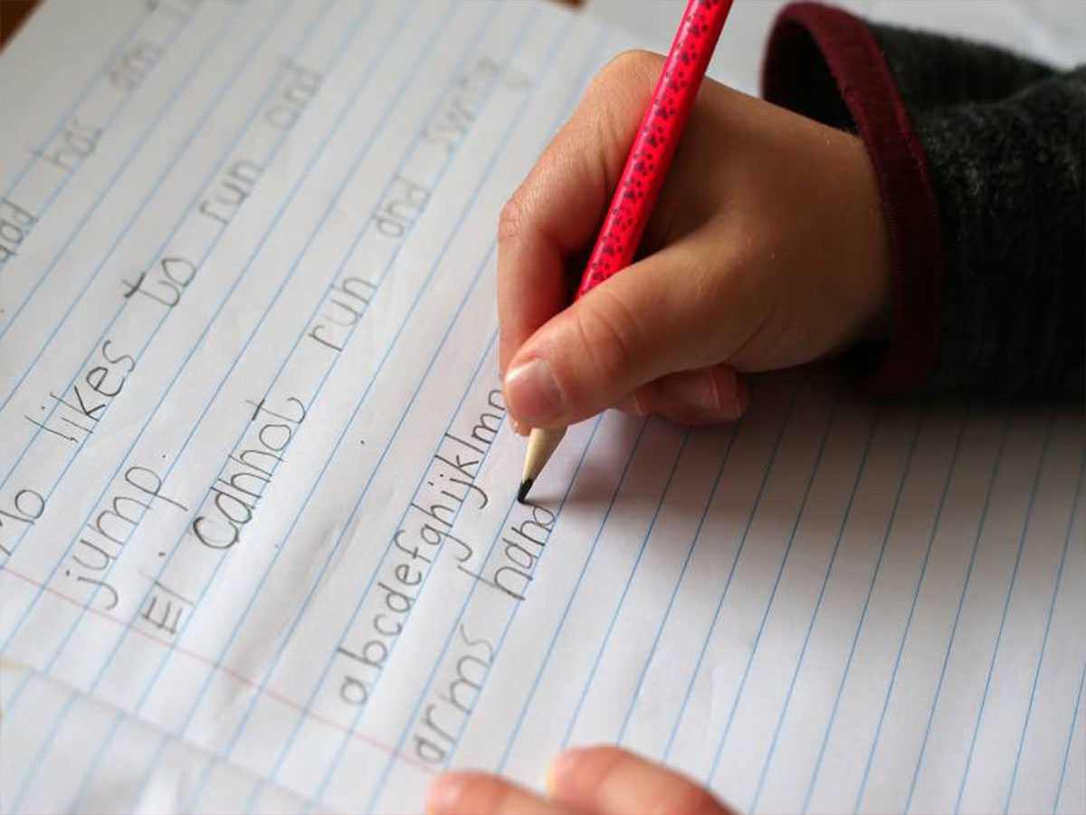 Handwriting: બાળકની હેન્ડ રાઈટિંગ સુધારવાની જોરદાર ટ્રીક, મોતીના દાણા જેવા અક્ષર થઈ જશે Handwriting: બાળકની હેન્ડ રાઈટિંગ સુધારવાની જોરદાર ટ્રીક, મોતીના દાણા જેવા અક્ષર થઈ જશે
