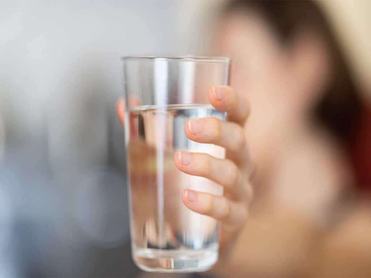 Anti Aging Tips: 40 વર્ષ પણ 24 જેવા દેખાવું હોય તો પાણી પીવાના આ 4 નિયમ યાદ કરી લો, શરીર અને મનથી હંમેશા રહેશો યુવાન