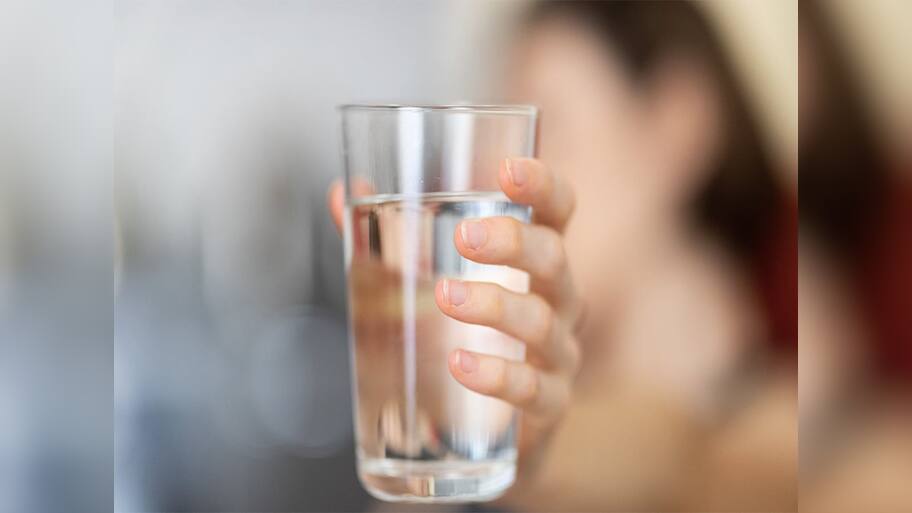 Anti Aging Tips: 40 વર્ષ પણ 24 જેવા દેખાવું હોય તો પાણી પીવાના આ 4 નિયમ યાદ કરી લો, શરીર અને મનથી હંમેશા રહેશો યુવાન