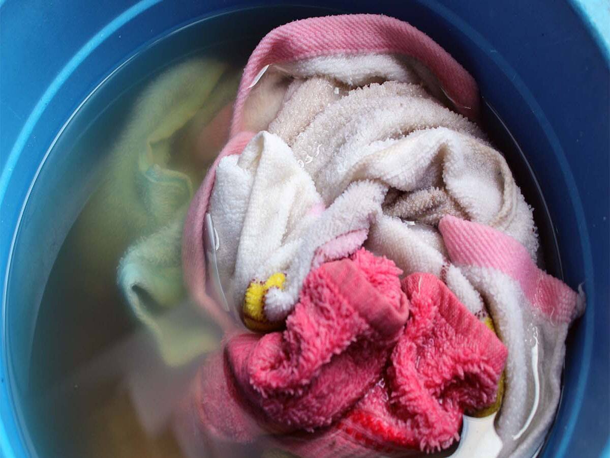Cleaning Tips: પાણીમાં આ 2 વસ્તુ મિક્સ કરી ટુવાલ-નેપકીન 10 મિનિટ પલાળો, પાણીમાં જ નીકળી જશે બધા ડાઘ 