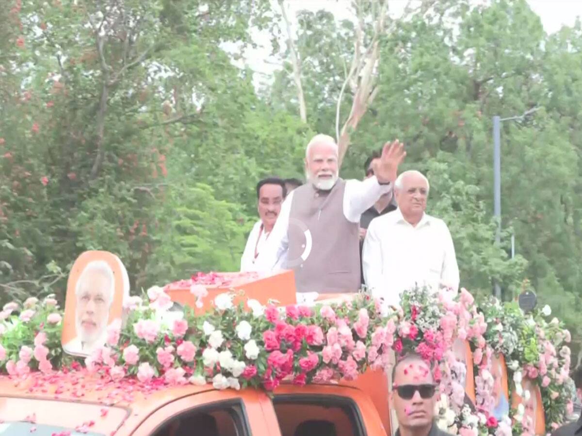આજે ગાંધીનગરમાં પીએમ મોદીનો ભવ્ય રોડ શો, લોકોએ વ્હાલા પ્રધાનમંત્રી પર ફુલોથી વરસાવ્યું હેત