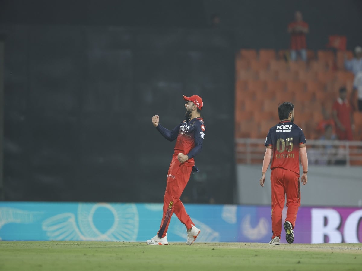   PBKS vs RCB: વિરાટ કોહલીએ મુશીર ખાનની મજાક ઉડાવી? કહ્યું- તે પાણી પીવડાવે છે, વાયરલ થયો વીડિયો