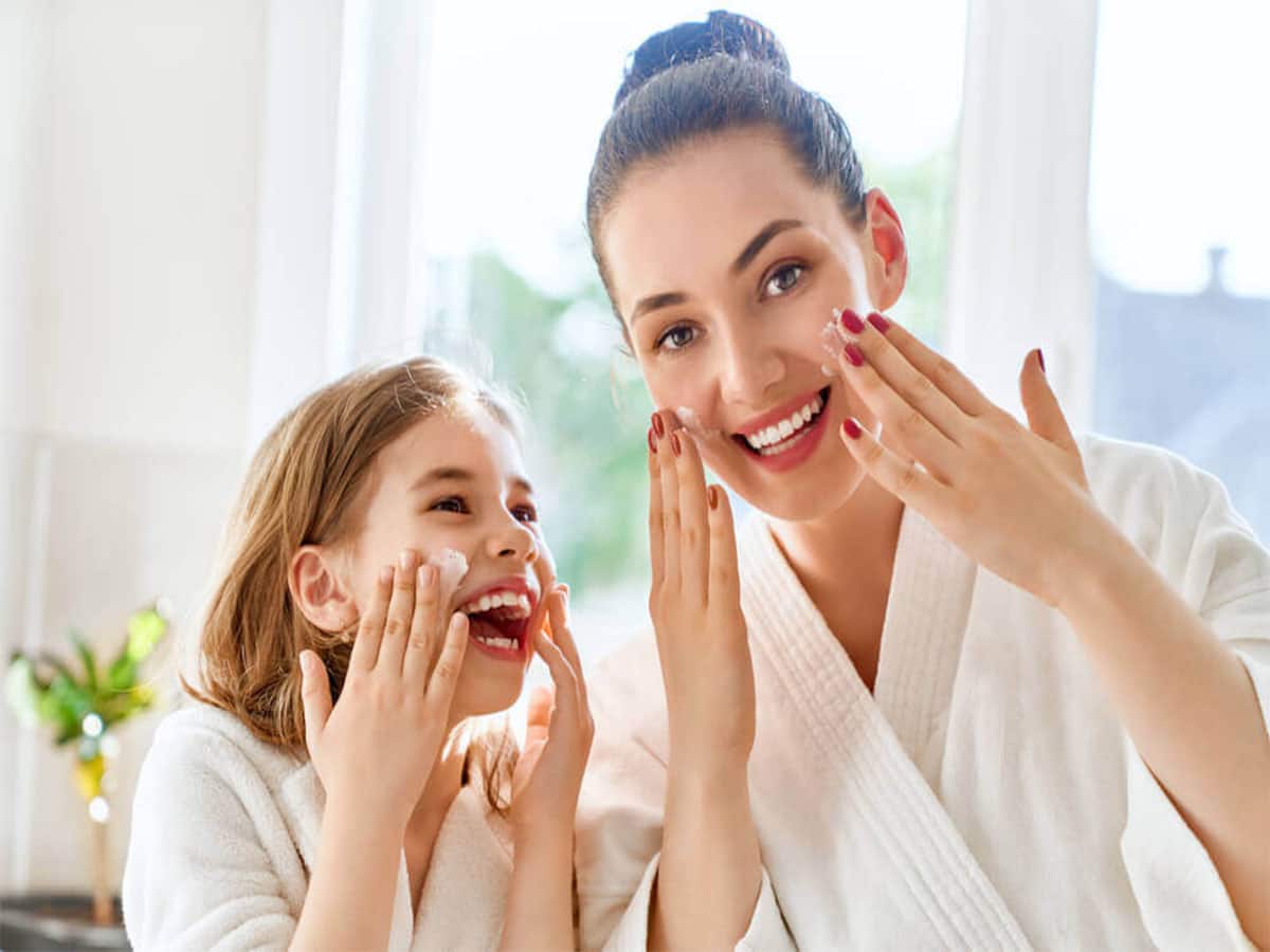 Skin Care: નહાયા પછી ચહેરા પર લગાડો આ 4 વસ્તુઓ, મેકઅપ વિના આખો દિવસ ચહેરા પર ગ્લો રહેશે